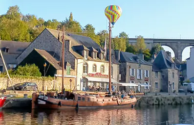Le port de Dinan et une montgolfière