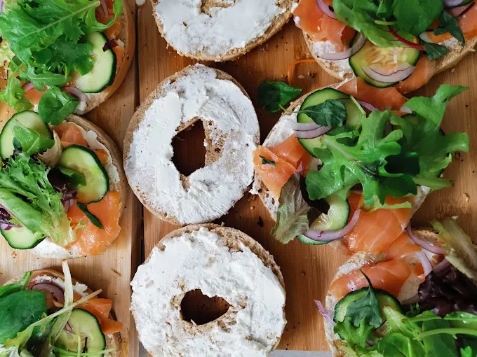 Une préparation de bagels au saumon