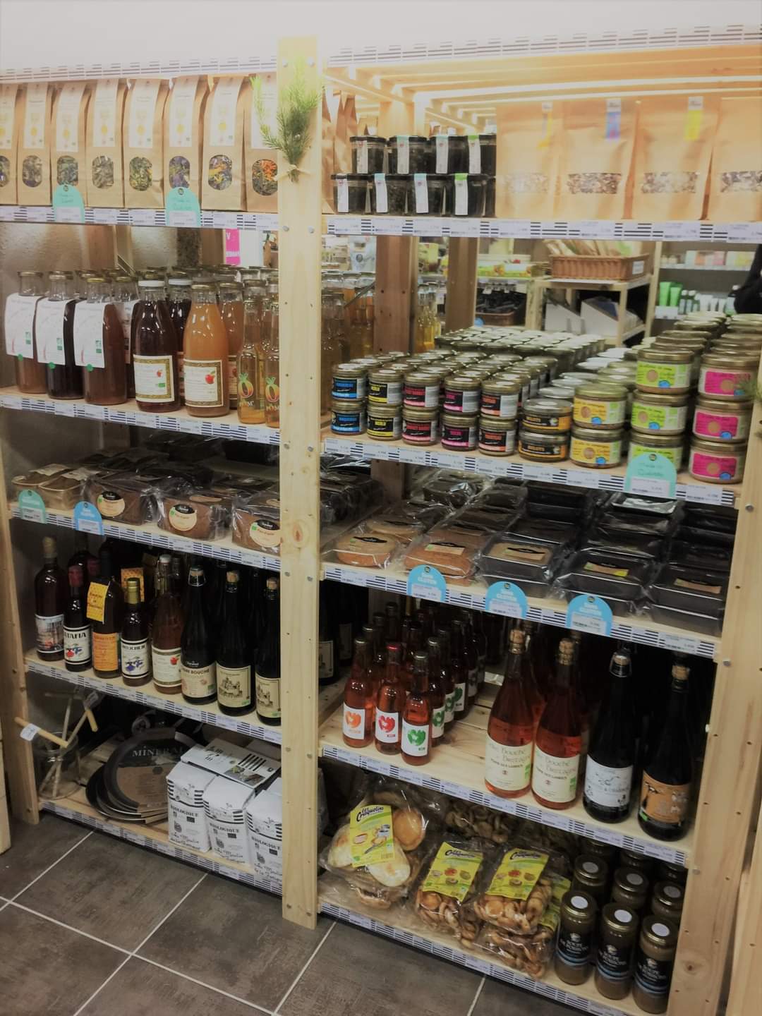 Une étagère de produit bio et sans gluten
